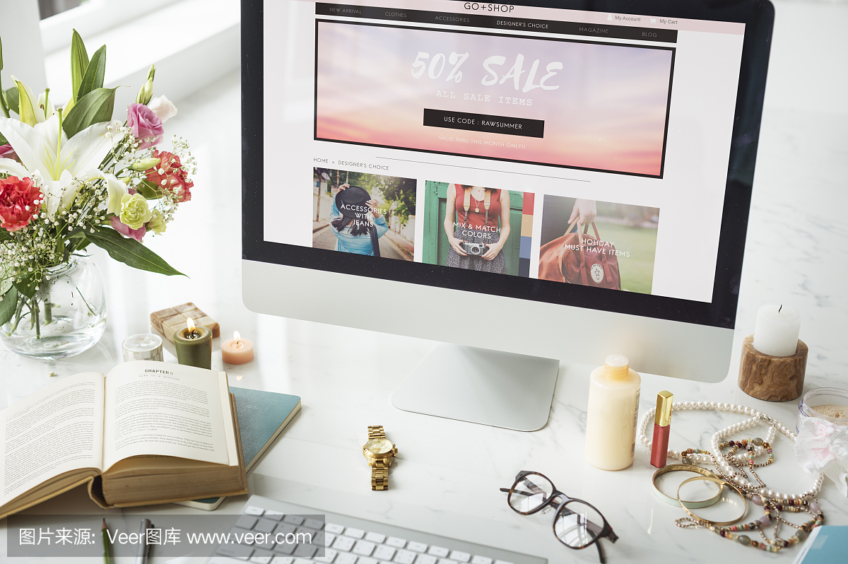 网上购物的女人购物狂购买概念