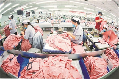 纺企订单纷至沓来，工人生产热潮涌动，服装产业迎来复苏春风